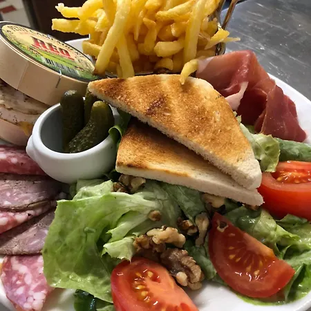 Le Commerce Отель *